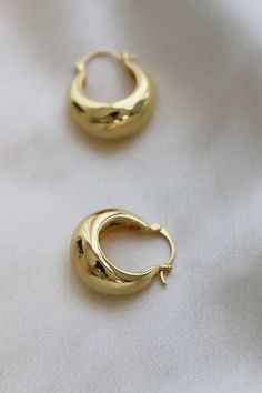 Add a touch of glamour to your look with these Coco Chunky Hoop Earrings. With a thick gold hoop design and a bold shape, these earrings add a touch of sophistication to any outfit. Materials: Gold plate brass SKU: E1597G Chunky Gold Hoop Earrings Minimalist, Affordable Trendy Gold Plated Earrings, Thick Gold Hoops, Chunky Gold Hoop Earrings, Chunky Hoop Earrings, Hoop Design, Golden Jewelry, Golden Earrings, Jewelry Accessories Ideas