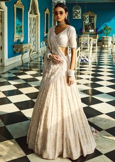 Ivory white chiffon lehenga with chikankari and kamdani work. It has an organza dupatta with tassels at the edge. White Lehenga Designs, Kamdani Work, White Bridal Lehenga, Lehenga White, Chiffon Lehenga, Chikankari Lehenga, Bridal Lehenga Designs, White Lehenga, Simple Lehenga