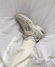 Nice Sneakers, Wishlist Shoes, Loungewear Outfit, Out Aesthetic, New Balance Trainers, Balance Trainers, Trendy Shoes Sneakers, Beige Outfit