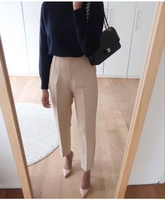 Look Office, European Summer Outfits, Nashville Outfits, Business Outfits Women, Office Outfits Women, Beige Pants, Business Casual Outfits For Work, Stylish Work Outfits, Workwear Fashion