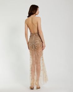 Découvrez un glamour intemporel dans cette robe transparente ornée. Soigneusement décorée à la main, cette robe présente un décolleté licou, des ornements sur toute la surface et un dos nu audacieux, ce qui en fait la pièce parfaite pour toute occasion spéciale.



 Mac Duggal

 Superposition de maille décorée à la main ; doublure 100 % polyester




 Corsage partiellement doublé




 Encolure licou basse

 Sans manches

 Matière composée de paillettes et de perles cousues à la main




 Dos ou Prom Gown With Sheer Back In Maxi Length, Glamorous Gown With Sheer Back And Fitted Bodice, Glamorous Prom Season Gown With Sheer Back, Glamorous Gown With Sheer Back For Gala, Glamorous Party Gown With Low Back, Glamorous Low Back Gown For Party, Glamorous Low Back Evening Dress, Glamorous Low Back Party Gown, Embellished Backless Gown