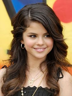 New and Modern Selena Gomez Hairstyles Plum Red Hair, Raspberry Hair Color, Red Violet Hair Color, Raspberry Hair, Red Violet Hair, Violet Hair Colors, Selena Gomez Hair, Plum Hair, Violet Hair