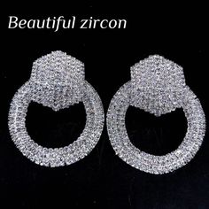 Boucles d'oreilles en strass - Boucles d'oreilles en cristal brillant pour bijoux pour femmes

 Ajoutez de l'éclat à votre look de fête avec ces boucles d'oreilles européennes et américaines en strass à grand cercle. Dotées de cristaux brillants sertis dans un design circulaire glamour, ces boucles d'oreilles sont parfaites pour ajouter une touche d'élégance à n'importe quelle tenue. Que vous assistiez à un événement formel ou que vous ajoutiez simplement un peu de bling à votre look de tous les jours, ces boucles d'oreilles de fête élégantes ne manqueront pas de faire tourner les têtes. L'accessoire parfait pour les femmes avant-gardistes, ces boucles d'oreilles en strass font un excellent cadeau pour la femme élégante de votre vie.

 Style: Classique

 Forme \ motif : rond

 Type de mét Mini Stars, Group Fashion, No Cap, Night Vibes, Circular Design, Stylish Party, Ear Candy, Party Earrings, Childrens Jewelry