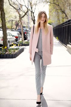 Pink coat outfits Pastel Pink Coat, Perfect Winter Outfit, Natural Hairstyle, Anna Dello Russo, Coat Trends, Street Look