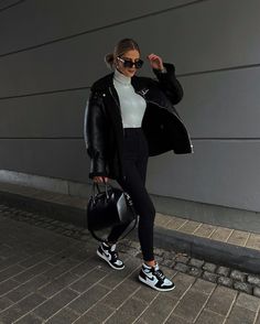 Jordan Winter Outfits, Jordan Ones Outfit, New York Outfits Winter Street Style, New York Winter Outfit Street Style, 22 Outfit Ideas, Sporty Winter Outfits, Nike Jordan Outfit, Instagram Basics, Urban Chic Outfits