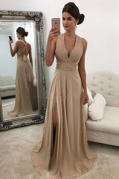 Este vestido puede ser hecho a medida, no hay ningún costo adicional para personalizar el tamaño y el color Champagne Prom Dresses, Champagne Prom Dress, Prom After Party, Modest Prom, V Neck Prom Dresses, Floor Length Prom Dresses, Prom Dresses 2019, Elegant Prom, Prom Dresses Modest