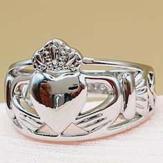 "Hollow Mujer Guard Concentric Knot Carving Heart Rings For Women, Indn8486 Ring Size: 6 Material: Silver Plated Brass Attractive Packaging Other Available Ring Size: 6, 7, 8, 9 Message Me For Bundle Buying. 100% Brand New Thank You!" Celtic Knot Band, Celtic Band, Gold Claddagh Ring, Silver Claddagh Ring, Galway City, Irish Ring Claddagh, Irish Rings, Irish Eyes Are Smiling, Irish Claddagh