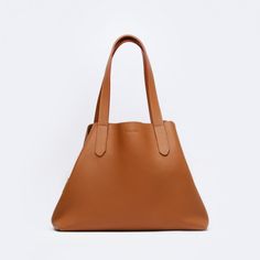 Material: Pebbled leather Color: Caramel Height: 28 cm 11.0 inch Length: 35 cm 13.8 inch Depth: 16 cm 6.3 inch Weight: 1 Kg 2.21 Lb. Pebbled Leather, Timeless Pieces, Zipper Pocket, Timeless Design, Unique Style, Caramel, Tote Bag, Leather, Color