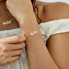 This ✨ personalized 14K gold birth flower bracelet is not just a beautiful piece of jewelry but a precious gift filled with emotional value 💛. Each delicate 🌸 birth flower symbolizes the unique bond between you and your loved ones, representing love and companionship. Crafted from high-quality copper and plated with 14K gold, 925 silver, or 18K rose gold, it combines elegance with personal meaning. It's the perfect gift for mothers, friends, or family, ideal for special occasions like Christmas 🎄, Mother's Day 🌷, adding a sparkling reminder of cherished emotions. 📏 Product Specifications   - Material: Copper - Color Options: 14k Gold Plated or Pure Silver Plated   ⏳ Production and Shipping   - Production Time: 3-5 days   - Shipping Time:   - USA: 5-10 business days     - Canada: 8-10 Birth Flower Bracelet, Birth Flower Bouquet, Jewelry For Mom, Precious Gift, Bracelet Dainty, Wedding Jewelry Bracelets, Wedding Bracelets, Flower Bracelet, Birth Flower