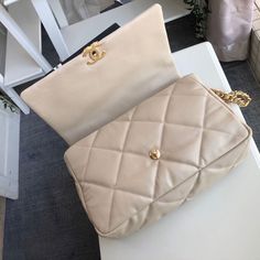 Description CC 19 Maxi HandBag Beige For Women 14in/36 cm Rep 1:1 Measurements: 25 x 36 x 11 cm / 9.8 x 14 x 4.3 inches (Length x Width x Height) Chain Beige Zipper inside Gold-toned hardware Include dust bag. This product is of the best quality. Baby Tote Bag, Louis Vuitton Shirt, Chanel Shirt, Chanel 19, Stylish Handbags, Reversible Belt, Luxury Products, Evening Clutch Bag, Accessories Store