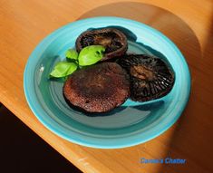 a blue plate topped with sliced kiwis on top of a wooden table