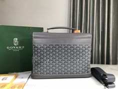 #Goyard Citadin# The name comes from the meaning of "urban man" in French. It is equipped with a detachable shoulder strap, which can be used as a portable briefcase for business outings, and it can be worn elegantly in casual daily life. It is very functional and eclectic. Top BOX smooth cowhide➕Goyardine cotton linen canvas, full of luxury The new Goyard Citadin messenger bag is now available in Goyard Beijing, Shanghai, Shenzhen, Chengdu and Hong Kong boutiques.
This bag is only ️one size: bottom length 38*height 26*width 8cm
There are black, brown, dark blue, green, gray and other five colors to choose from Designer Business Shoulder Bag With Leather Handles, Designer Shoulder Bag With Leather Handles For Business, High-end Business Satchel With Palladium Hardware, Designer Business Satchel With Leather Handles, Designer Briefcase With Detachable Handle, High-end Business Shoulder Bag Briefcase, High-end Business Briefcase Shoulder Bag, Designer Business Satchel With Top Handle, Designer Business Shoulder Bag With Detachable Strap