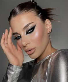 Makeup For Night Out, Silver Eyeliner, Makeup Ojos, Dance Makeup, Graphic Makeup