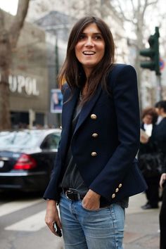 8 Secrets of French Style - MY CHIC OBSESSION What To Wear In Paris, The Sartorialist, Emmanuelle Alt, Mode Casual, Looks Street Style, Fashion Board, Navy Blazer, Style Crush