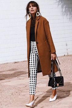 Casual Chique Stijl, Street Style Fall Outfits, Gingham Pants, Moda Paris, Looks Street Style, Brown Coat, Fall Street Style, Inspired Outfits, Fashion Week Street Style