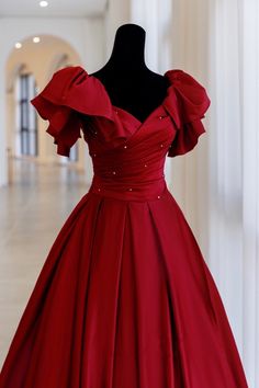 بورجوندي الساتان طويل ألف خط فستان الحفلة الراقصة، فستان السهرة Red Prom Ball Gown Dress, Fitted Bodice Banquet Dress With Ruffles, Fitted Bodice Dress With Ruffles For Banquet, Banquet Dress With Ruffles And Fitted Bodice, Prom Season Dresses With Pleated Bodice For Banquet, Pleated Bodice Dress For Banquet And Prom Season, Pleated Bodice Dress For Banquet During Prom Season, Pleated Bodice Dress For Prom Season Banquet, Pleated Bodice Dress For Prom Banquet