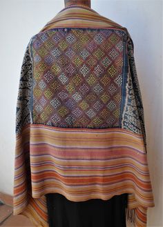 Sarong, Indonesien, traditionelle Ikatweberei, vor 1960, Grösse: 100 cm x 160 cm Aufteilung: orangefarbene Streifen: 30 cm Breite, blaue Ikatweberei, Mittelteil: Ikat mit Rauten bestickt, 40 cm,  gut erhalten, leichte Flecken, altersbedingt, Naturfarben, Indigo, Baumwolle, Fransen, seltenes Sammlerstück, Folk Style Multicolor Embroidered Fabric With Woven Motifs, Multicolor Folk Embroidered Fabric With Woven Motifs, Bohemian Shawl With Traditional Multicolor Embroidery, Bohemian Shawl With Multicolor Embroidery And Traditional Patterns, Traditional Multicolor Woven Shawl, Multicolor Folk-style Traditional Wear With Woven Motifs, Folk Style Traditional Wear With Woven Motifs, Multicolor Folk Traditional Wear With Woven Motifs, Folk Style Multicolor Embroidered Dupatta Shawl