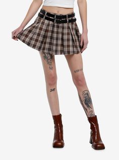 Bring a little bit of that grunge vibe to your pleated skirt rotation with this low-rise style in a brown and beige colorway. It comes with a removable double-strap  faux leather belt.65% polyester; 35% rayonWash cold; dry flatLength: 15"ImportedListed in junior sizesModel is 5'10"Model wear size Small Cutesy Outfit, Skirt With Belt, Checkered Skirt, Brown And Beige, Faux Leather Belts, Outfits Winter, Hoodie Girl, Brown Beige, Hot Topic