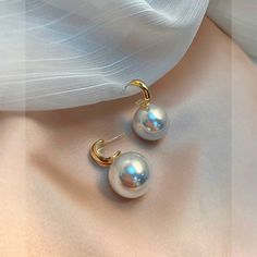 Shell Pearl Earrings Take a look at our beautiful pearl earring design. These pearl drop earrings are made with faux pearls and gold clasp to give you an vintage style. Made with shell pearls and silver pins, these pearl earrings are easy to care for and will take your look from casual to formal in an instant. Product Specifications Pearl Type Shell Pearl Pearl Shape Round Pearl Size 15mm / 0.59 inches Length 28mm / 1.10 inches Pearl Color White Stock Number 6082 Metal S925 Silver, Alloy For Fem White Pearl Clip-on Earrings With Pearl Charm, Elegant White Clip-on Earrings With Pearl Charm, Elegant White Pearl Earrings With Pearl Buttons, Pearl White Drop Earrings With Pierced Ears, Vintage White Pearl Earrings, Vintage Pearl Earrings With Pearl Charm, Pearl White Pearl Drop Clip-on Earrings, Red Personality, Pearl Earrings Designs