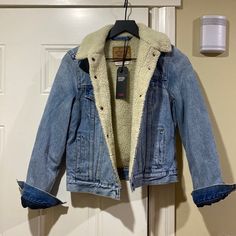 New With Tag Levi’s Trucker Jean Jacket Faux Fur Sherpa Lining Style Reminds Me Of Urban Outfitters, Aerie, Abercrombie, Hollister, American Eagle Dark Denim Shirt, Blue Jean Vest, Vintage Levis Denim Jacket, Levis Jean Jacket, Levi Denim Jacket, Faux Leather Motorcycle Jacket, Faux Fur Hooded Coat, Studded Denim, Black Faux Leather Jacket