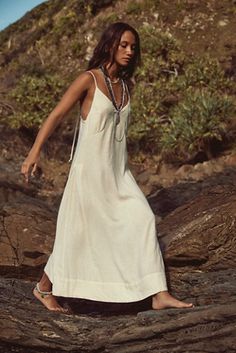 Boho Minimalist Clothing, Minimal Bohemian Style, 100% Linen Clothing, Free People Summer Outfits, Bohemian Beach Outfit, Free People Outfits Summer, Safari Packing List, Beachy Fashion, Beach Tips