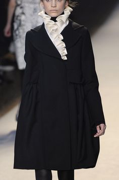 Coat Collar, Pleated Collar, Collar Details, Collar Fashion, Mode Abaya, Moda Paris, Giambattista Valli