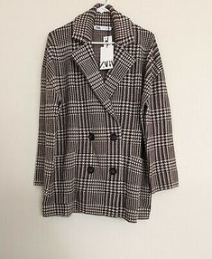 Trendy Fashion ZARA WOMAN NEW DOUBLE BREASTED HOUNDSTOOTH KNIT BLAZER BROWN S 6873/157, Women's Coats Jackets Casual Houndstooth Blazer For Fall, Casual Fitted Houndstooth Outerwear, Zara Houndstooth Blazer For Fall, Spring Houndstooth Double-breasted Outerwear, Zara Houndstooth Winter Outerwear, Spring Houndstooth Blazer With Long Sleeves, Spring Houndstooth Long Sleeve Blazer, Spring Long Sleeve Houndstooth Blazer, Spring Houndstooth Pattern Long Sleeve Blazer