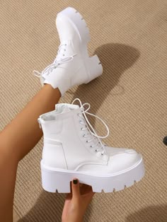 Popular Shoes 2023, Mode Shoes, Dr Shoes, Preppy Shoes, Pretty Shoes Sneakers, Cute Shoes Heels, Fashion Shoes Heels, Shoes Outfit Fashion, Cute Sneakers