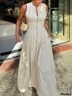 Olivia Mark - Sleeveless Maxi Dress for Vacation: Crew Neck Plain Design Old Fashion Summer Outfits, Old Money Maxi Dress, Birkin Mom Outfit, Rich Mom Aesthetic Classy Outfit, Summer Dress Old Money, Resortwear Aesthetic, Classy Mom Aesthetic, Old Money Dress Classy, Rich Summer Outfits