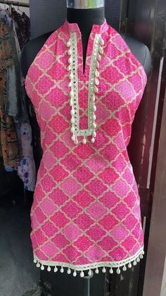 Short Kurti Back Neck Design, Small Kurti Designs, Shell Work On Kurti, Bandhani Short Kurti Designs, Garba Kurti For Women, Bandhani Short Kurti, Navratri Kurti Designs Latest, Bandhani Kurti Designs Latest, Bandhani Kurti Designs