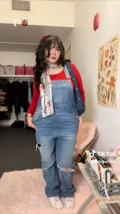 Midsize Dungarees Outfit, Midsize Overalls Outfit, Y2k Plus Size Fashion, Curve Outfit Ideas, How To Style Overalls, Plus Size Overalls Outfit, Plus Size Valentines Day Outfit, Mid Sized Outfits, Confidence Outfit