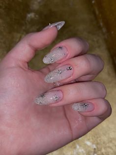 Korean Silver Nails, Pearl Glitter Nails, Jelly Nails With Glitter, Nail Ideas With Pearls, Cute Asian Nails, Nail Art With Pearls, Kpop Idols Nails, Asian Nail Art, Idol Nails