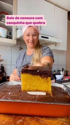 a woman holding a piece of cake in front of her face with the words bolo de cenoura com cascaquinha que que que que que quera on it