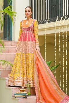 Mayoon Bride, Mehendi Look, Pakistani Mehndi Dress, Pakistani Bridal Lehenga, Wedding Dresses Pakistani, Suits Pakistani, Bridal Mehndi Dresses, Pakistani Bridal Dress, Anarkali Dresses