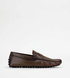 Tod's Gommino in elegant leather with exposed handmade stitching, penny bar, stamped monogram and an iconic rubber pebble outsole. Shoes On Sale, Driving Shoes, Shoe Sale, Loafers Men, Sale Items, Leather Shoes, Penny, Dress Shoes Men, Oxford Shoes