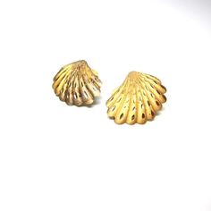 Vintage seashell earrings, gold toned finished.post back earrings. Sea shell jewelry, nautical.  Scallop shell earrings.Beach seaside jewelry, summertime bling.    Size of earrings:1" x .75" or 2.5 x 1.8 cm approxinatelyCondition:Fair.  A fair amount of wear on the front.  The finish is worn away a bit and tarnish on the underside. See photos above.  There are no back to the posts.  Would be lovely worn or re-purposed!You might like:http://www.etsy.com/listing/103610925/strawberry-purse-basket-c Purse Basket, Strawberry Purse, Sea Shell Jewelry, Earrings Beach, Seashell Earrings, Seashell Jewelry, Scallop Shell, Book And Magazine, Scallop Shells