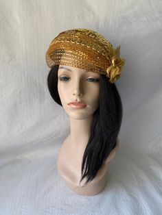 This is a classy vintage inspired 1950s - 1960s gold half hat with a modern touch perfect as a bridal fascinator hat, wedding hat, tea party hat, church hat or any other special occasion. This is a gold straw mesh headpiece create by hand and has a wire base that can fit any head size comfortably. WHAT MAKES THIS SO UNIQUE I love working with this material, it is very light and stretchy. However, because this material isn't a regular millinery material, it can't be hand blocked traditionally and Mesh Headpiece, Kate Middleton Hats, Gold Fascinator, Gold Straws, Hat Tea Party, Bridal Fascinator, Black Fascinator, Hat Wedding, Church Hat