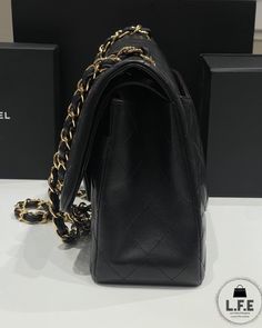 Sac classique de la maison Chanel. Ici présenté dans une version noire en agneau lisse il est d’un chic incroyable. Sa taille généreuse vous permet de loger nombre de nos objets précieux du quotidien. Sa chaîne entrelacée de cuir vous permet un porté épaule ou un porté Crossbody avec aisance. Sa poche discrète au dos vous permet de saisir rapidement une carte ou un téléphone. Son logo double C et son rabat sont une fermeture très sécurisée. Réinterprété chaque saison optez ici pour sa version la Timeless Handbag, Hermes Bags, Luxe Fashion, Bags Designer Fashion, Exclusive Bag, Fendi Bags, Flap Bag, Prada Bag, Dior Bag