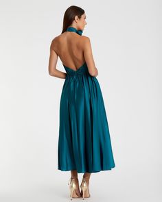 Confectionnée dans un tissu charmeuse luxueux, cette charmante robe midi est parfaite pour toute occasion spéciale. Le décolleté haut est orné d'une délicate rosace, tandis que le corsage plissé ajoute de la texture et de la dimension, créant une silhouette flatteuse et élégante. 


















Mac Duggal

 Tissu Charmeuse plissé; Doublure 100% polyester

 Entièrement doublé

 Encolure haute avec détail rosace




 Sans manches

 Corsage plissé




 Ouvrir en arrière




 Fermetur Silk Halter Neck Dress With Pleated Bodice, Silk Dress With Pleated Bodice And Halter Neck, Silk Halter Neck Cocktail Evening Dress, Satin Halter Midi Dress For Party, Cocktail Silk Evening Dress With Pleated Back, Silk Evening Dress With Pleated Back For Cocktail, Elegant Silk Halter Cocktail Dress, Satin Midi Dress With Pleated Bodice, Silk Evening Midi Dress With Pleated Back