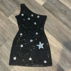 Zapaka Single Shoulder, Black And Silver Sequin Star Dress, Short, Size Medium. Never Worn Sleeveless Star Print Dress For Night Out, Sleeveless Star Print Party Dress, Star Print Dress For Party Season, Fitted Star Print Dress For Evening, Fitted Star Print Dresses For Evening, Elegant Star Print Party Dresses, Fitted Evening Dress With Star Print, Star Print Evening Dresses For Party Season, Black Sequin Dress For Festive Occasions