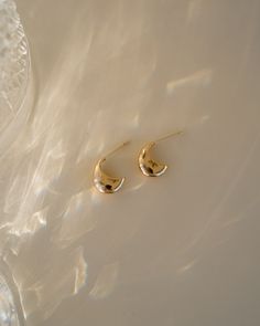 Add a touch of modern elegance to your look with our Tess Crescent Hoops - simple, yet elegant small gold hoops! Their minimalist design makes them a perfect choice for adding a touch of radiance to any outfit. Let your natural beauty shine with these beautiful hoops! EARRINGS FEATURE Material: Brass Finish: 18K Gold Lead and Nickel Free Minimalist 14k Gold Hoop Earrings With Shiny Finish, Minimalist Teardrop Hoop Earrings With Polished Finish, Sleek Gold Earrings For Everyday Wear, Minimalist Shiny Huggie Earrings For Formal Occasions, Formal Minimalist Huggie Earrings With Shiny Finish, Minimalist Yellow Gold Teardrop Huggie Earrings, Minimalist Round Earrings With Shiny Finish, Gold Teardrop Hoop Earrings For Everyday Luxury, Gold Teardrop Hoop Earrings For Everyday