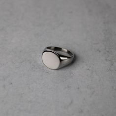 Silver Oval Signet Ring *THIS ITEM IS FINAL SALE. NO RETURNS OR EXCHANGES.* *Premium Stainless Steel *Color: Steel *Height: approx 15mm *Width: approx 17mm *Available Sizes 7 / 8 / 9 / 10 / 11 / 12 (View Size Guide or Choose Your US Ring Size) *Still need help with sizing? Follow the directions in this video - https://bit.ly/3EFkacT *Safe in Water *Also available in Gold Shipping Time -Allow 1-2 Days for Processing -Domestic Delivery in 2-5 Days -International Delivery 5-14 Days Depending on Loc Oval Signet Ring, Artsy Photography, Ring Mens, Mens Ring, Pinky Ring, Signet Ring, Ring Gift, Favorite Jewelry, My Jewellery