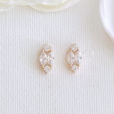 Boucles d'oreilles mignonnes en forme de diamant en or rose et zircon cubique pour demoiselles d'honneur
Achetez de petites et mignonnes boucles d'oreilles en forme de diamant en plaqué or rose sont ravissantes pour les mariées, les demoiselles d'honneur, les femmes et les filles qui cherchent à ajouter du style et du bling à leur tenue. Ces goujons Les boucles d'oreilles sont créées avec de la marquise et de minuscules zircons cubiques ronds pour lui donner une belle forme de diamant. Une simpl Dainty White Diamond Earrings For Wedding, Dainty Marquise Wedding Earrings, Gold Marquise Diamond Earrings For Wedding, Rose Gold Marquise Wedding Earrings, Dainty Cubic Zirconia Cluster Earrings For Wedding, Dainty Sparkling Stones Earrings For Wedding, Marquise Cubic Zirconia Earrings For Wedding, Delicate Gold Diamond Earrings For Wedding, Marquise Cubic Zirconia Diamond Earrings For Wedding