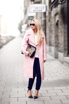 Leopard clutch + pink trench coat Mantel Outfit, Pink Winter Coat, Pretty Winter Outfits, Cold Weather Outfits Winter, Look Rose, Pullover Outfit, Blogger Outfits, Coat Outfit