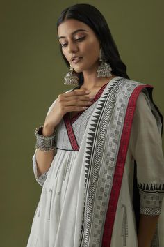 Ivory kurta featuring hand block prints and hand embroidery at the neckline. Paired with matching pant and dupatta., Fit: Relaxed V Neck Kurta, Silk Kurta, Kurti Collection, Embroidered Neckline, Women Kurta, Straight Kurta, Hand Block Print, Fashion App, Pant Set