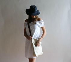 Woven Summer Hobo Tote Bag, Casual Summer Purse Versatile Natural Hobo Bag For Everyday, Chic Everyday Hobo Bag With Pockets, Versatile Everyday Natural Hobo Bag, Summer Casual Hobo Bag With Pockets, Spring Travel Canvas Bag With Leather Handles, Casual Summer Hobo Bag With Pockets, Chic Everyday Handwoven Hobo Bag, Chic Everyday Bucket Bag With Pockets, Casual Beige Handwoven Bucket Bag