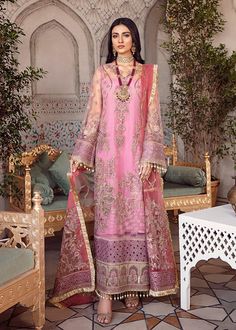 Pakistani Party Wear, Pakistani Designer Suits, Pakistani Salwar Kameez, Salwar Kameez Designs, Fabric Stores Online, Pakistani Fashion, How To Look Classy, Pakistani Dresses, Salwar Kameez