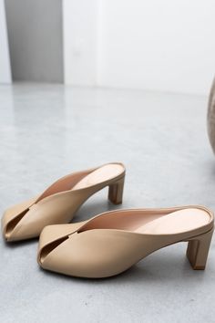 Beige Open Toe Mules With Padded Heel, Chic Beige Platform Slippers For Summer, Chic Beige Almond Toe Slip-ons, Beige Mules With Sculpted Heel And Square Toe, Chic Open Heel Platform Slippers For Spring, Elegant Brown Mules For Spring, Chic Beige Round Toe Slippers, Elegant Beige Clogs For Spring, Elegant Summer Slip-on Clogs