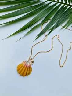 "One of a kind Kauai sunrise shell featuring a hand stamped heart disc on a 14k gold fill rolo chain.  The shell was located on the shores of Kauai and offer a great hint of bright yellows & pink with white hues.  Please note: Because all Sunrise shells are unique, you will not be purchasing the exact item photographed but a similar one in quality & design. Expect slight variations in size, shape and color, as no two pieces will be identical. All of my pieces are one-of-a-kind and may have natur Sunrise Shell, Heart Disc, Sunshine Necklace, Puka Shell Necklace, Gold Disc Necklace, Bar Necklace Personalized, Silver Heart Necklace, Gifts For My Wife, Shell Art