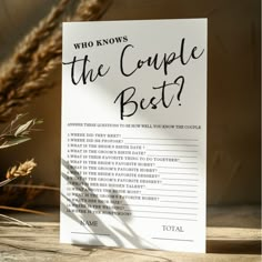 a card with the words who knows the couple best? written on it next to some dry grass